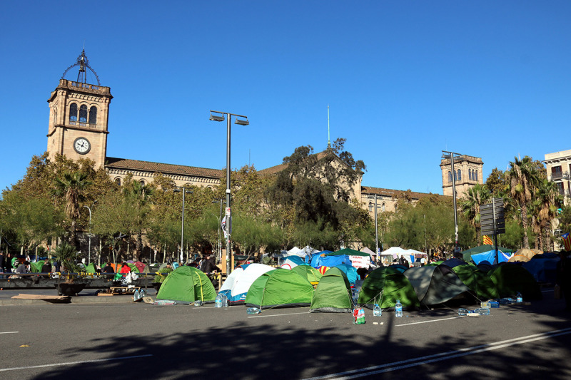 L'acampada de Plaça Universitat l'11 de novembre del 2019