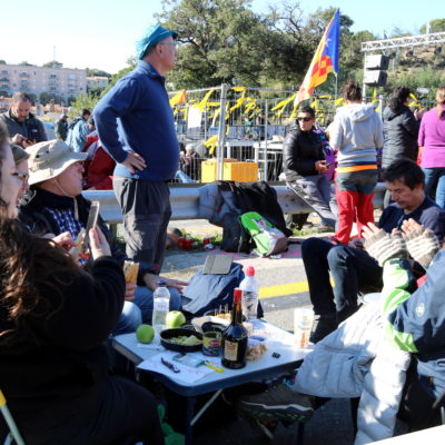 Imatge d'uns manifestants dinant a l'AP-7 aquest 11 de novembre de 2019.