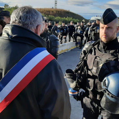 L'alcalde de Prats de Molló, Claudi Ferrer, negociant amb els antidisturbis francesos a la zona del tall a l'AP-7 convocada pel Tsunami Democràtic aquest 11 de novembre del 2019