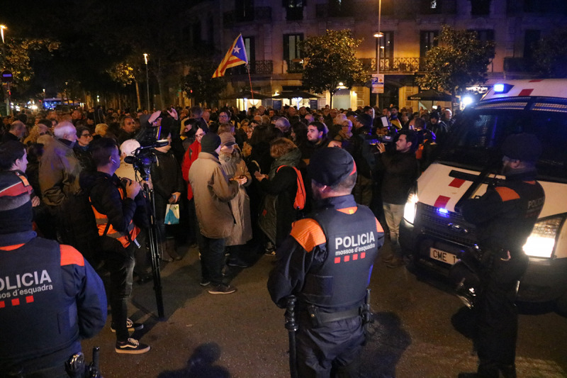 Un cordó dels Mossos d'Esquadra davant d'una concentració a la delegació del govern espanyol a Barcelona l'11 de novembre del 2019.