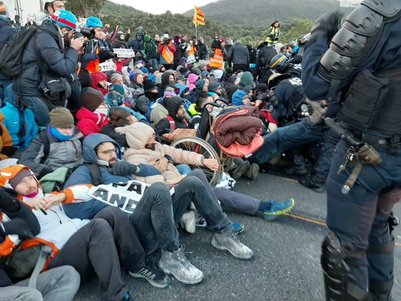 Antiavalots de la policia francesa desallotgen els manifestants convocats pel Tsunami a la Catalunya Nord