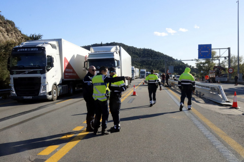 Mossos d'Esquadra i gendarmes amb els camions esperant per anar en sentit nord a l'autopista AP-7 aquest 12 de novembre del 2019
