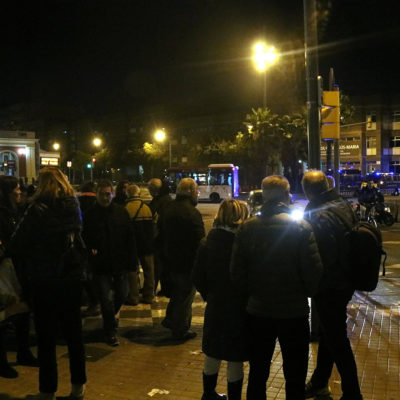 Un grup de persones a la vorera de l'avinguda Meridiana de Barcelona després d'haver estat desallotjats pels Mossos d'Esquadra