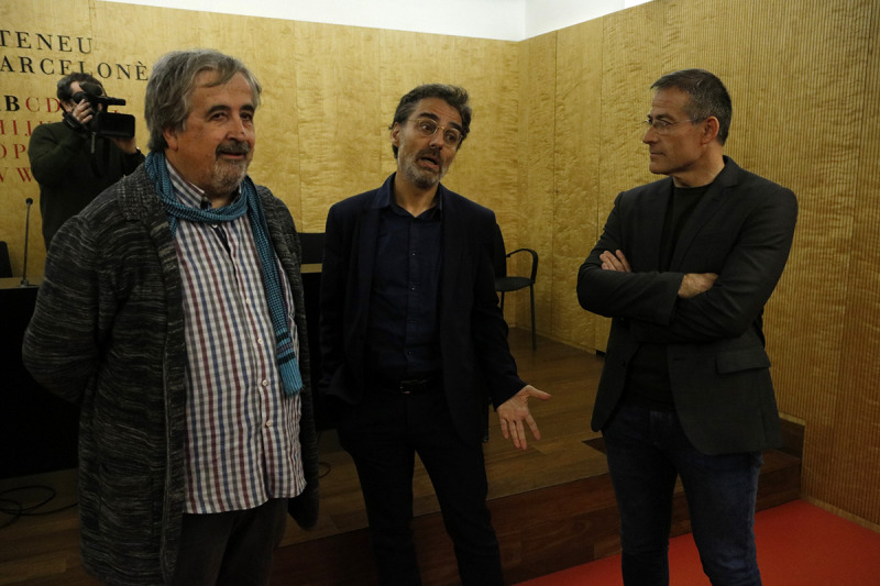 Els membres col·lectiu de militants d'ERC Primer d'Octubre Joan Puig, Xavier Martínez i Àngel Ruiz en un moment previ a la roda de premsa