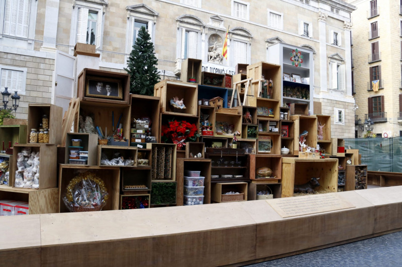 Pla general del pessebre de Nadal instal·lat a plaça Sant Jaume