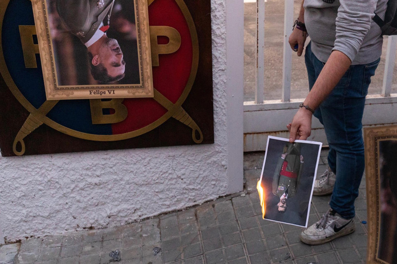Cremen fotos de Felipe VI a Barcelona