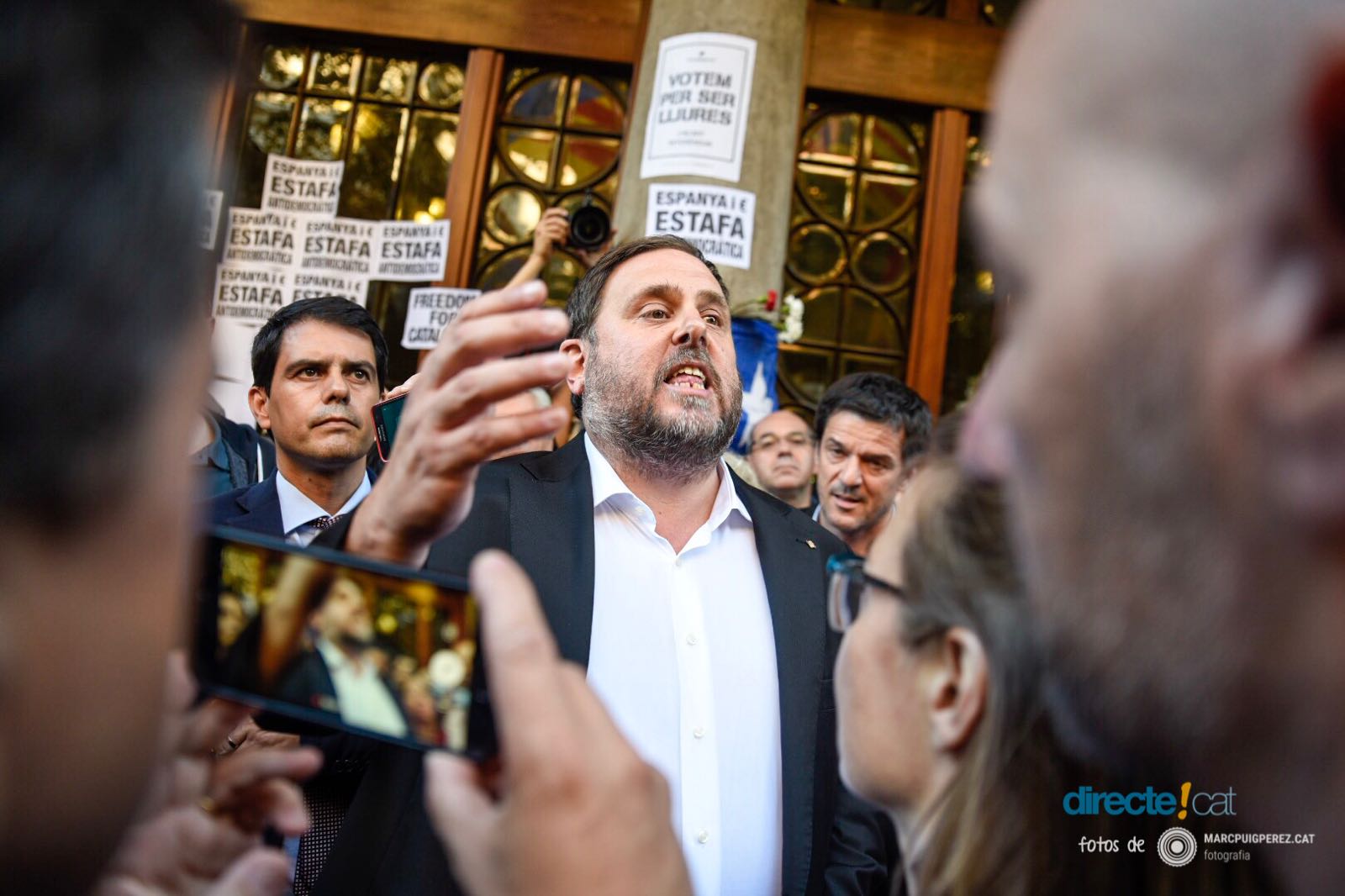 Foto de @marcpuigperez davant el Departament d'Economia el 20S amb Oriol Junqueras