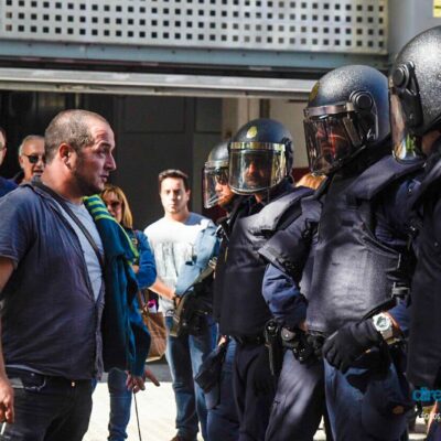 Foto de @marcpuigperez que mostra David Fernández davan la policia espanyola