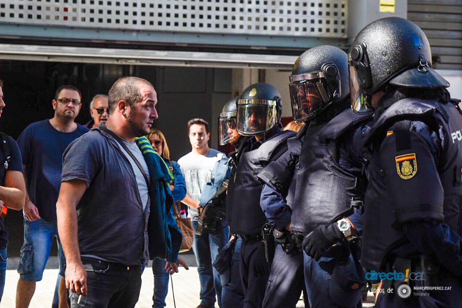 Foto de @marcpuigperez que mostra David Fernández davan la policia espanyola