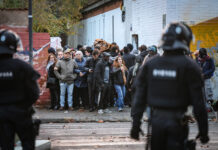 Els Mossos comencen a desallotjar l’antic institut B9 de Badalona on uns 400 migrants havien de malviure