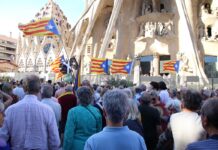 Unes 300 persones canten ‘Els segadors’ davant la Sagrada Família per protestar contra l’expulsió de 500 cantaires